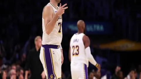 巴塞罗那惨遭拜仁8-2屠杀：欧冠战败，梅西领衔蒙羞之战